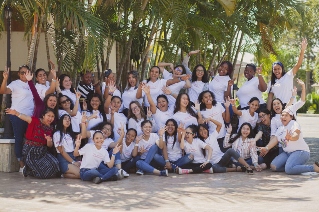 Personas participando en actividades comunitarias