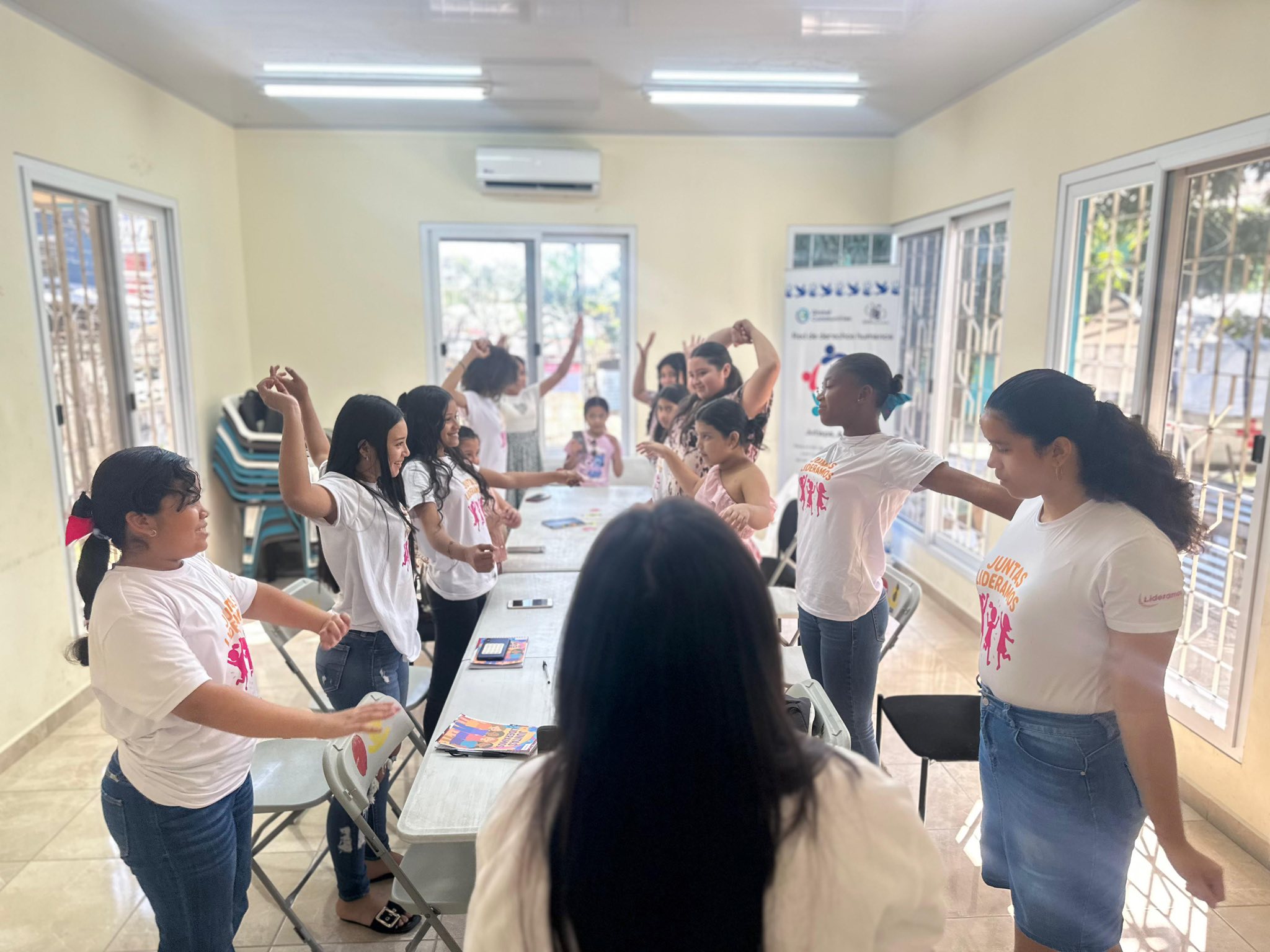 Equipo reunido trabajando en colaboración